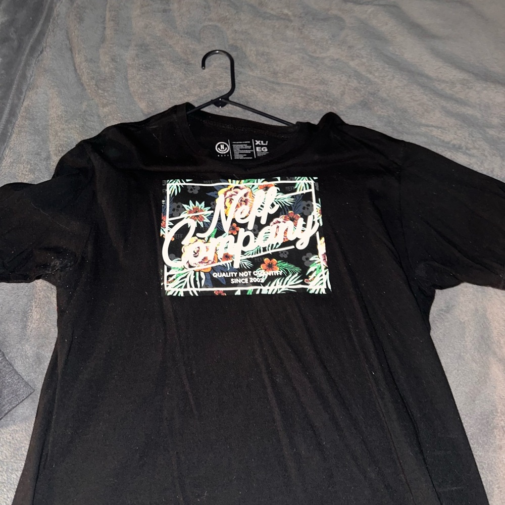 Neff Black Tropical Graphic Tee size xl